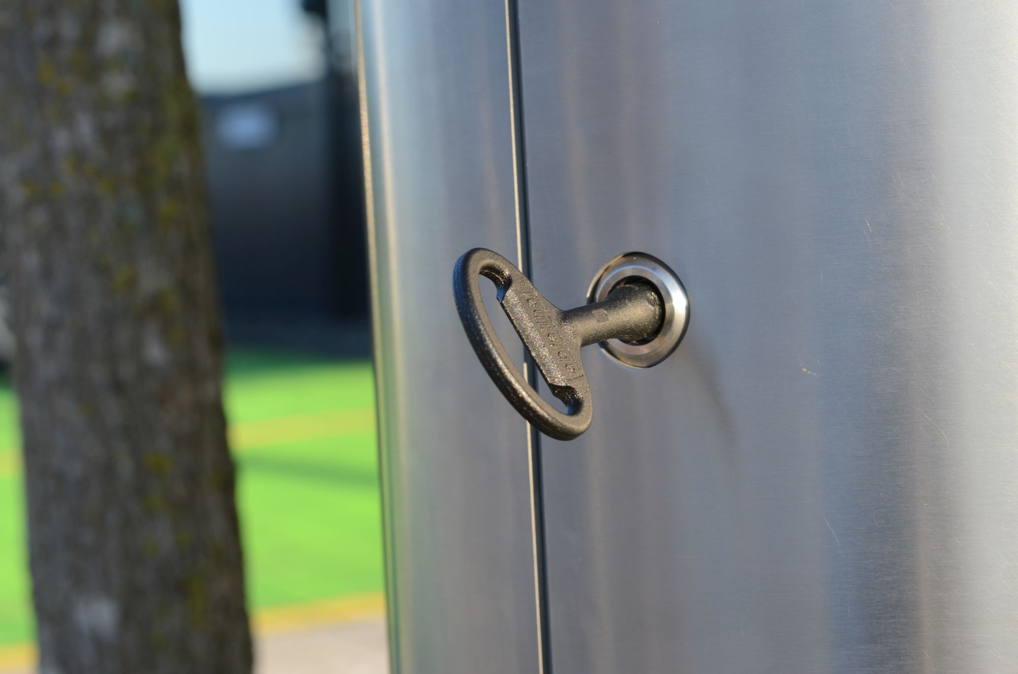 Schliesssystem an Energiesäule aus Edelstahl für sicheren Zugang zu Stromanschlüssen im Aussenbereich