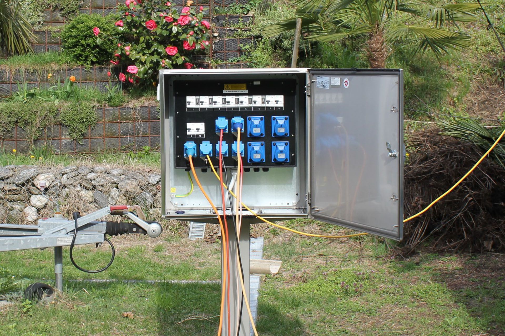 Offener Stromverteiler aus Edelstahl mit mehreren Anschlüssen zur Stromversorgung auf einem Campingplatz