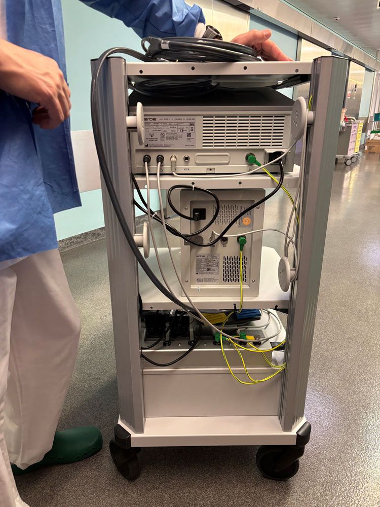 Chariot d'équipement médical avec distribution de courant et câbles d'alimentation raccordés à l'hôpital