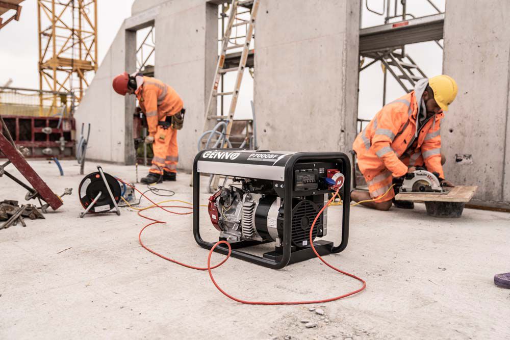 Mobiler Stromerzeuger auf Baustelle im Einsatz – zuverlässige Stromversorgung für Bauarbeiten mit Elektrowerkzeugen