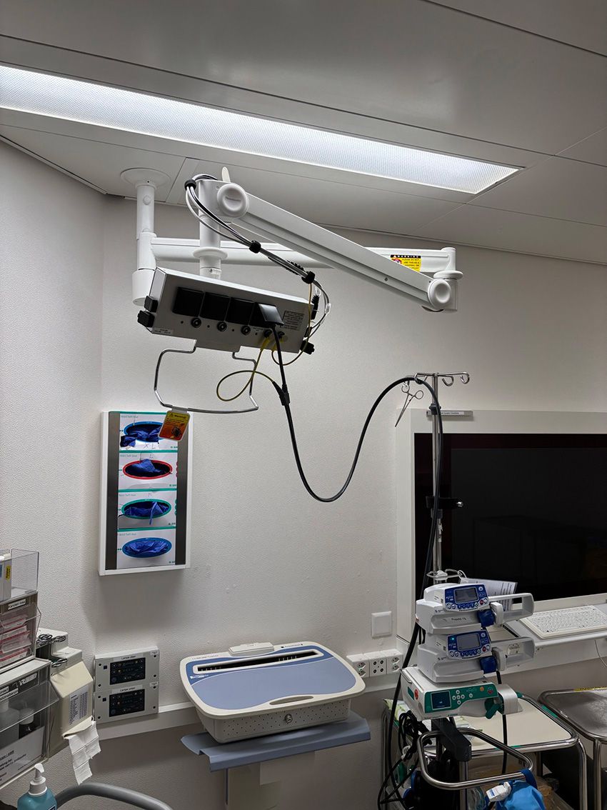 Sala operatoria con box per ospedale GIFAS su braccio girevole, connessioni chiaramente strutturate e parete monitor presso la Hirslanden Klinik St. Anna.