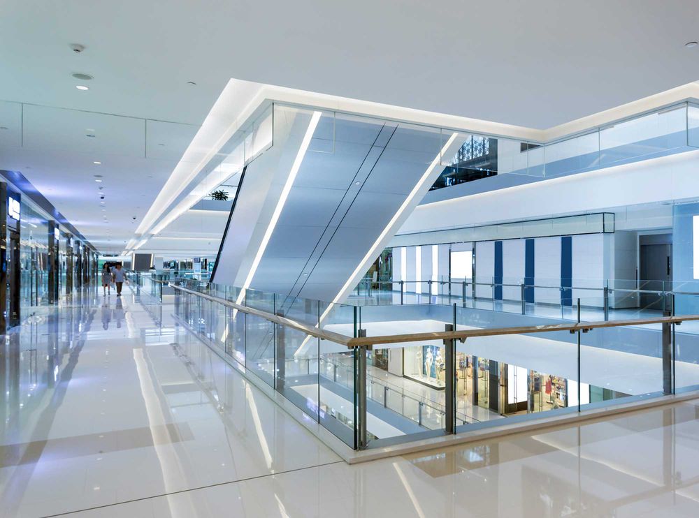 Illuminazione moderna nei centri commerciali: soluzioni di illuminazione efficienti per le aree pubbliche interne