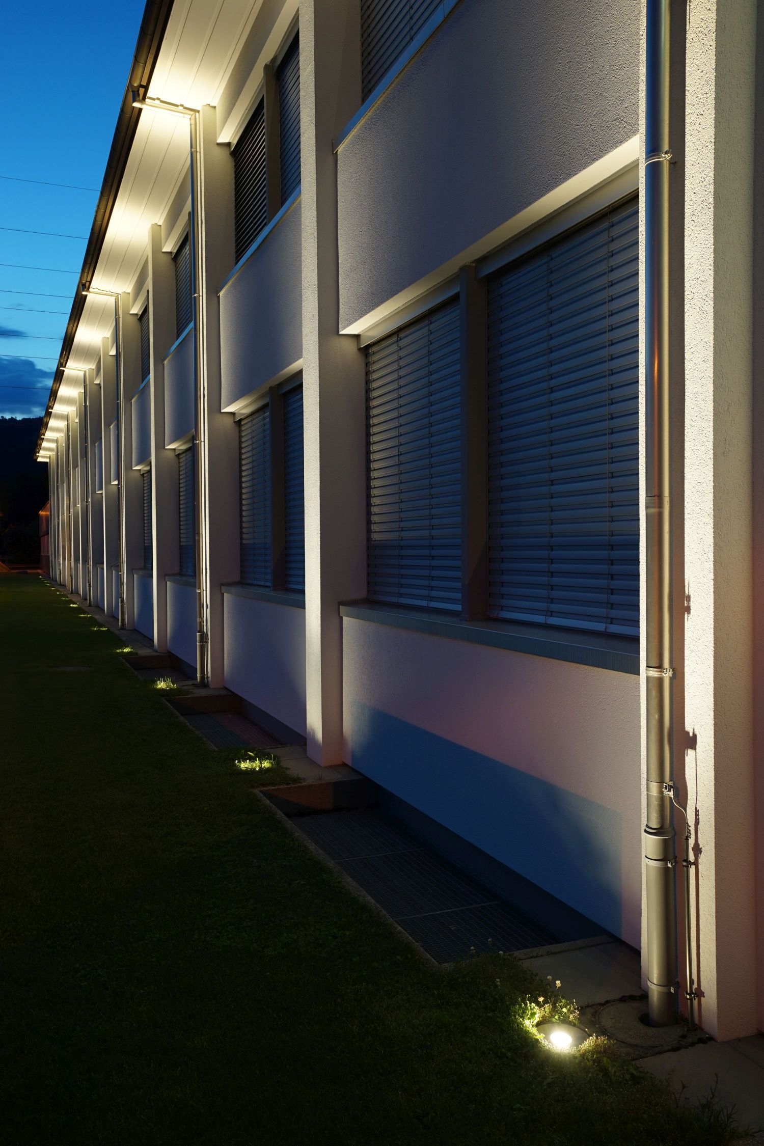 Facade lighting with GIFAS VisuLED - stylish and energy-efficient LED lighting on the Jura company building at night.