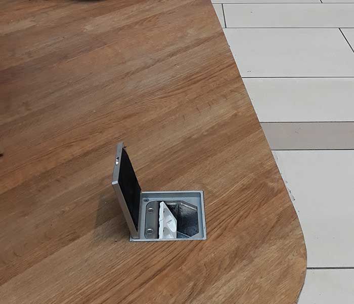 Prise de sol dans un centre commercial - alimentation électrique intégrée pour les espaces publics intérieurs