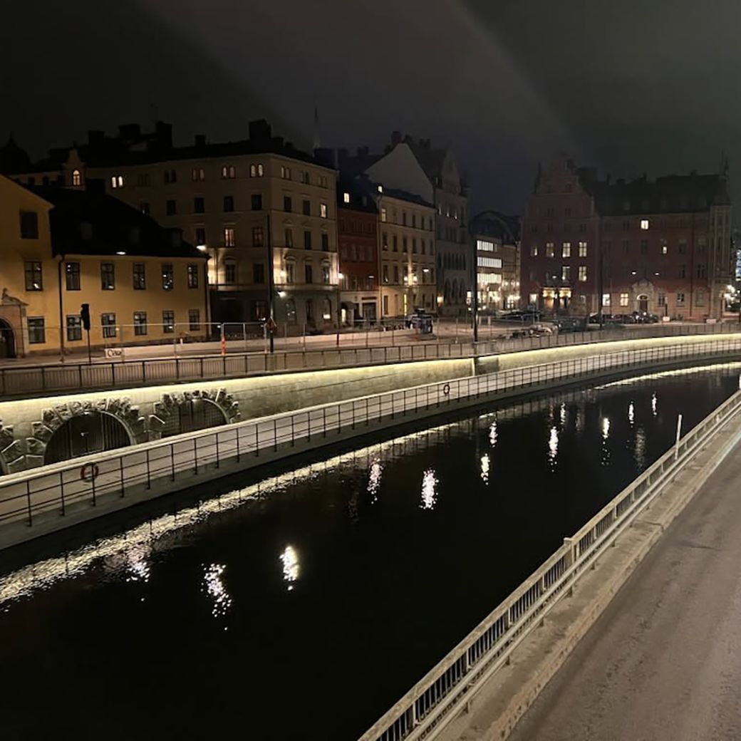 LaneLED WALL LED-Beleuchtung entlang eines Radwegs am Stadtkanal bei Nacht
