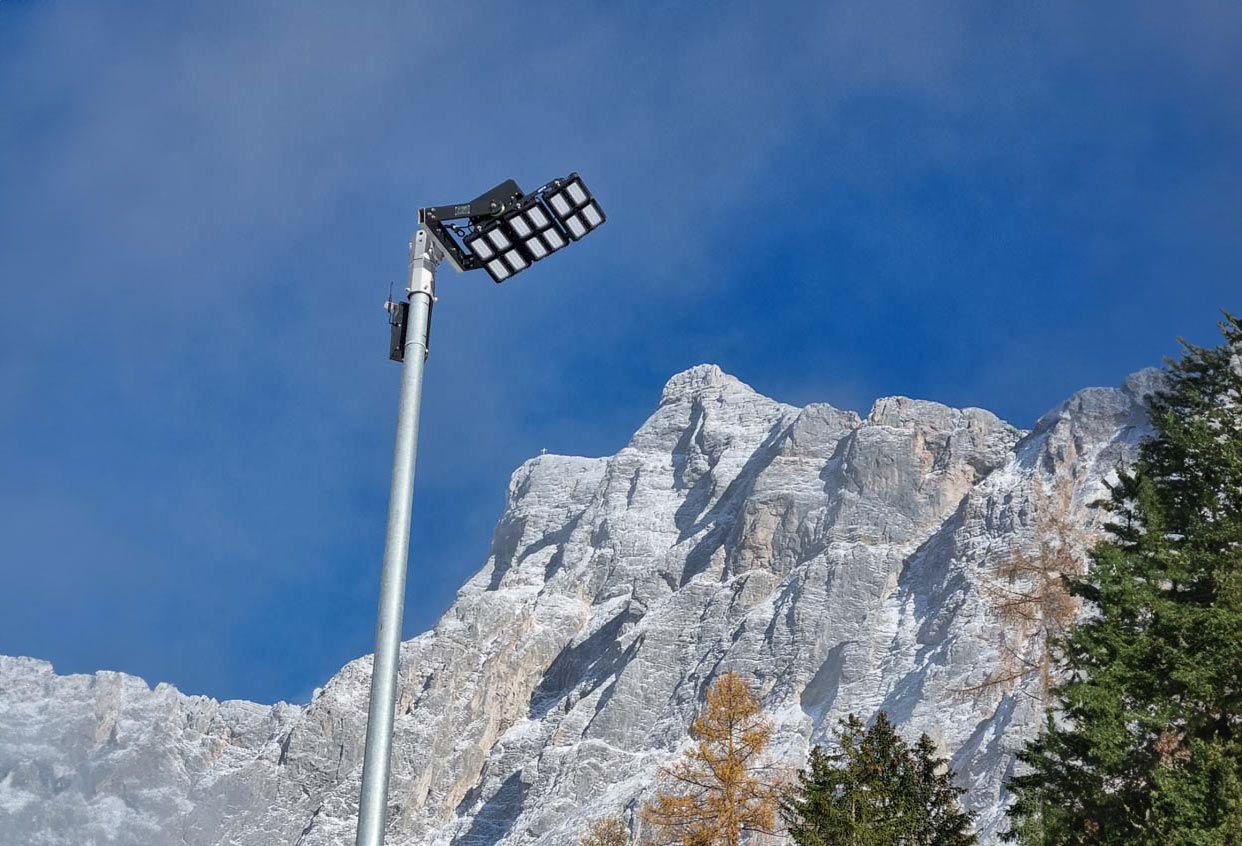 LED-Mastleuchte für die Beleuchtung von Bergbahn-Arealen im alpinen Gelände vor Felskulisse