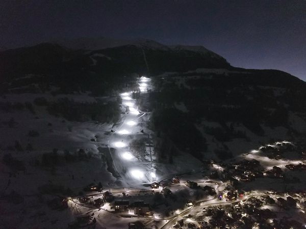 Piste de ski éclairée à Eischoll avec des projecteurs ApolloLED - un éclairage LED efficace assure une visibilité parfaite la nuit
