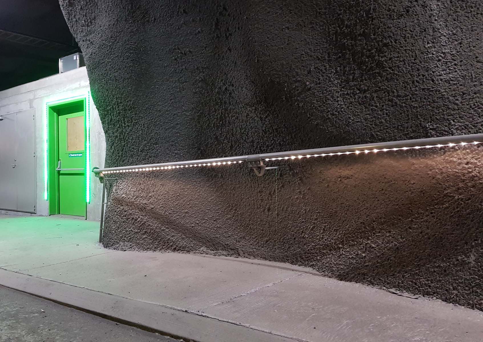 Système de guidage LaneLED LED le long du mur du tunnel ferroviaire avec marquage vert pour une orientation sûre