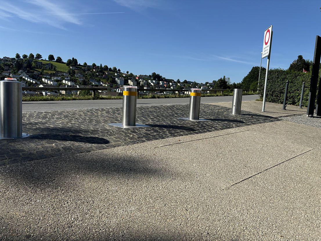Sistema automatico di dissuasori in acciaio inox presso la cappella del cimitero di Herisau - controllo sicuro degli accessi da parte di GIFAS