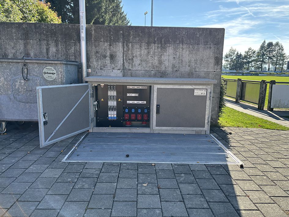 Quadro di distribuzione a pavimento in un impianto sportivo per un'alimentazione sicura e flessibile nelle aree esterne