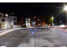 Kreisel bei Nacht mit blauer LED-Bodenbeleuchtung zur klaren Verkehrsführung und erhöhten Sicherheit im Strassenraum