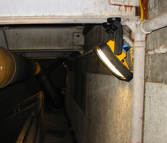Beleuchtung Infrastruktur – PrimaLED LED-Leuchte in einer Abwasseranlage zur sicheren Ausleuchtung technischer Bereiche