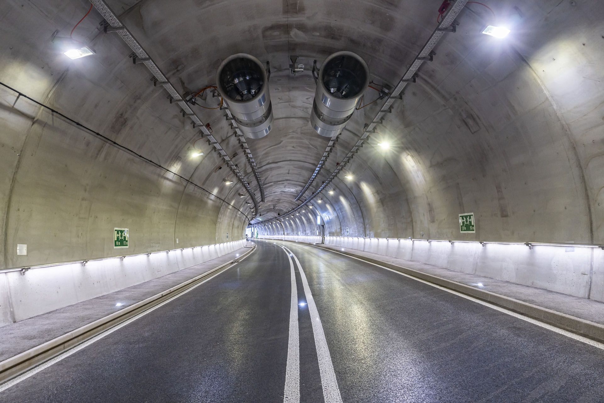 Tunnel routier avec éclairage LED continu sur les murs et le plafond pour un guidage sûr du trafic et une bonne visibilité