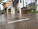 Campetto pour l'alimentation électrique d'une place publique pavée au centre d'un village