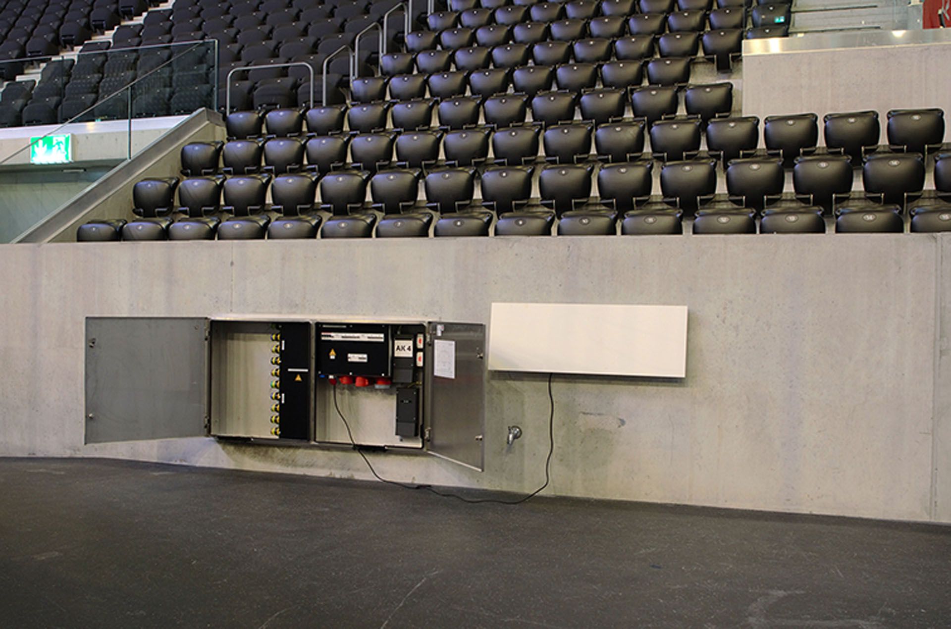 AP-Verteilung aus Edelstahl in der ZSC Arena Zürich – leistungsstarke GIFAS Stromversorgungslösung für Event- und Sportstätten
