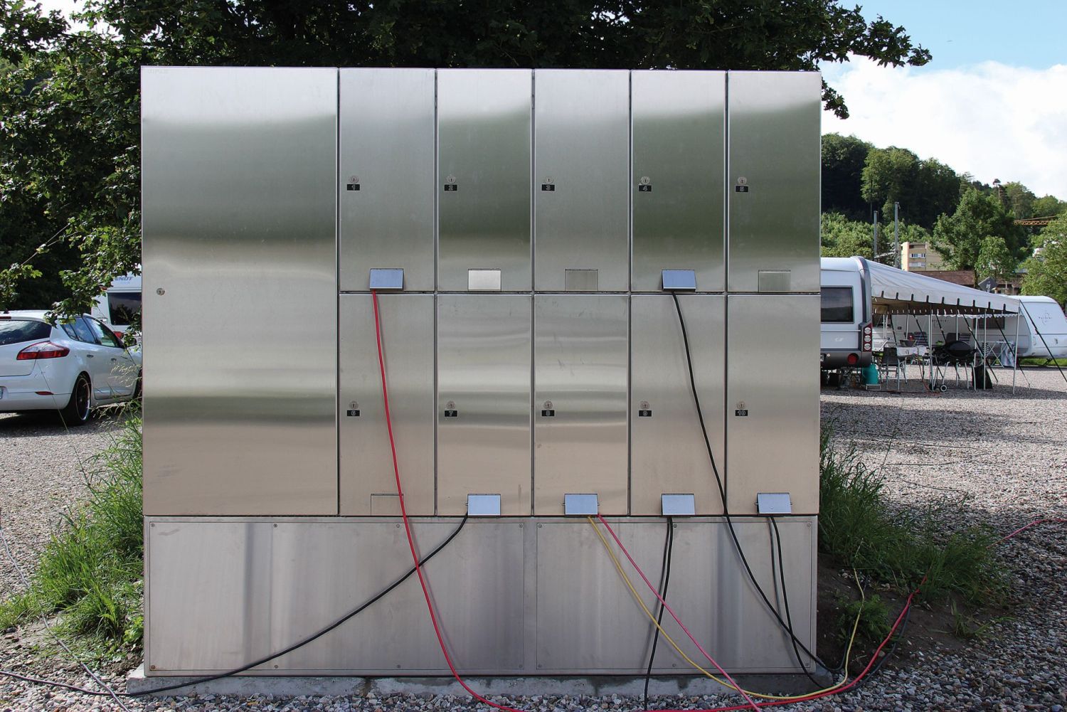 Armoire de distribution de courant en acier inoxydable sur une aire de repos en Argovie - une alimentation en énergie fiable pour les installations mobiles et les véhicules