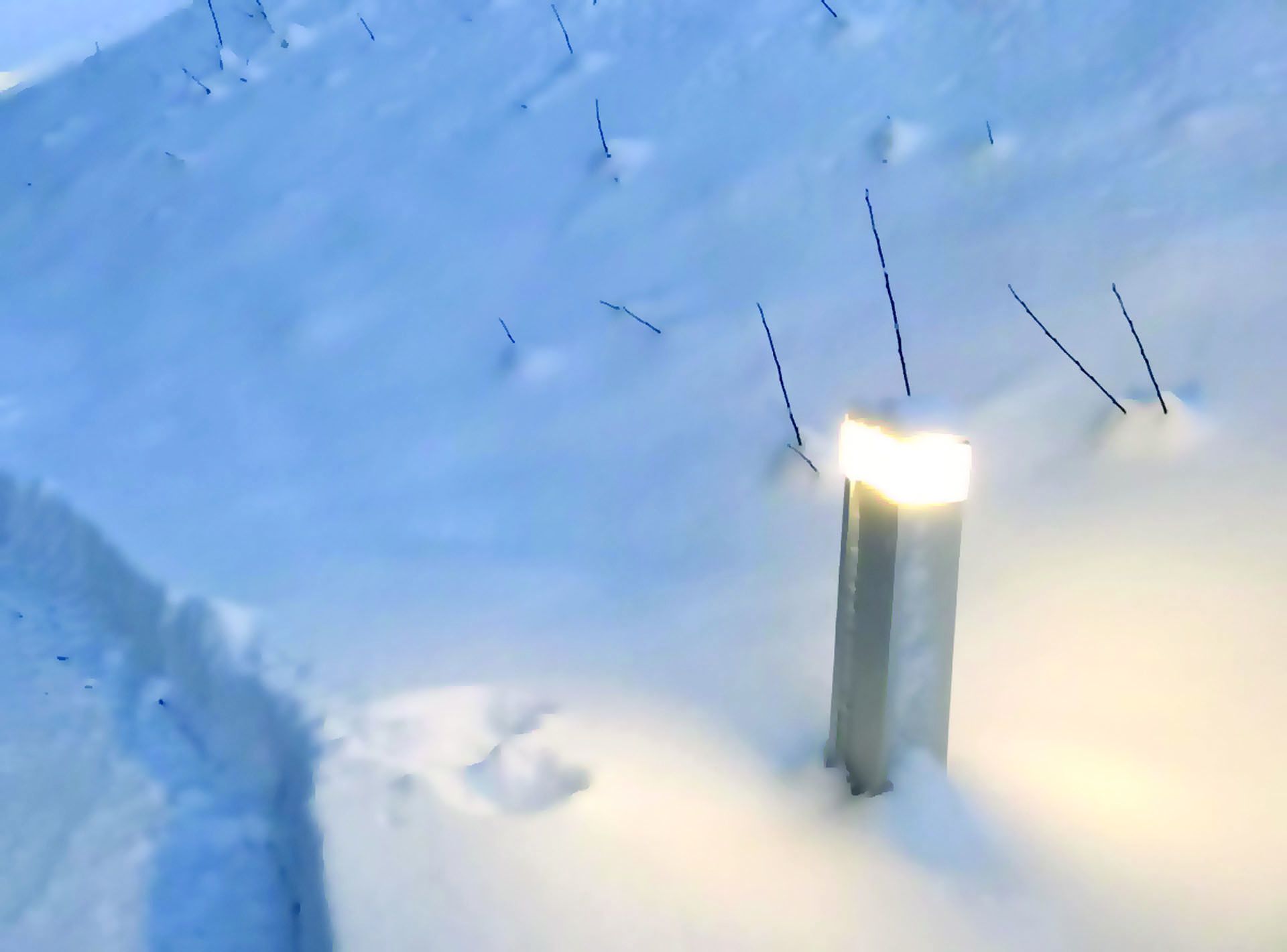 La colonne d'énergie ES-LED en détail dans la neige permet de s'orienter en toute sécurité sur les voies publiques en hiver