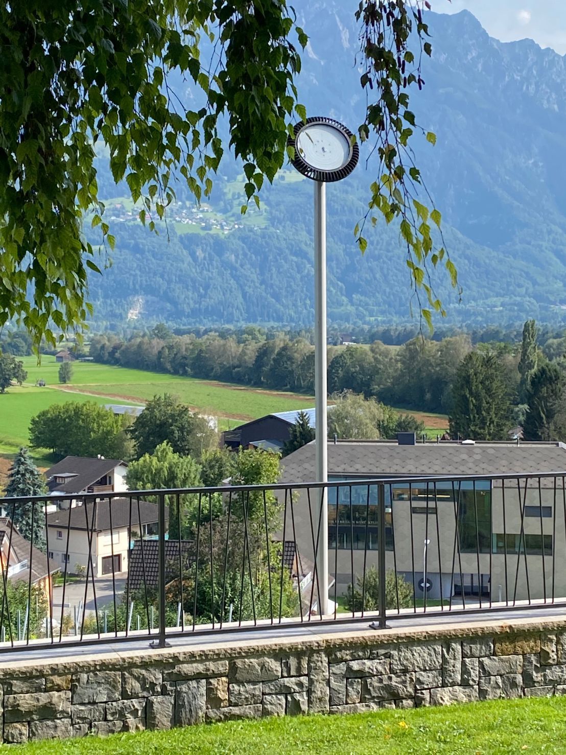 Apparecchio LED di DeltaLUXX in una piazza pubblica con vista sul quartiere e sul paesaggio esterno
