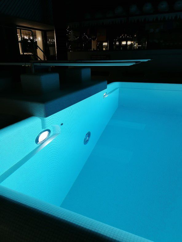 Éclairage LED subaquatique dans une piscine avec éclairage uniforme du bassin intérieur