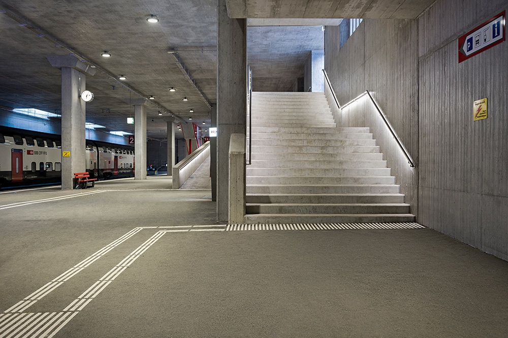 Station stairs with integrated LED handrail lighting and clear routing - safe orientation in the platform area