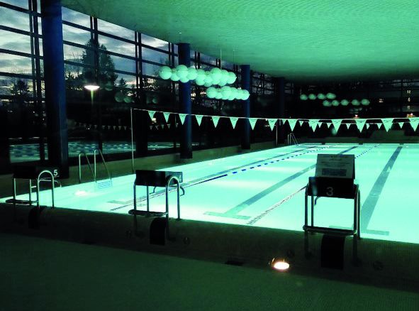 Illuminazione a LED in una piscina coperta con illuminazione uniforme per centri ricreativi