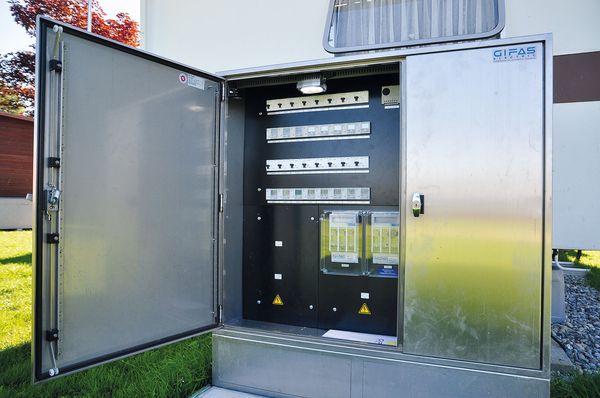 GIFAS Edelstahl-Stromverteilerschrank im Mobilheimpark Steinach – zuverlässige Energieverteilung für Camping- und Freizeitbereiche