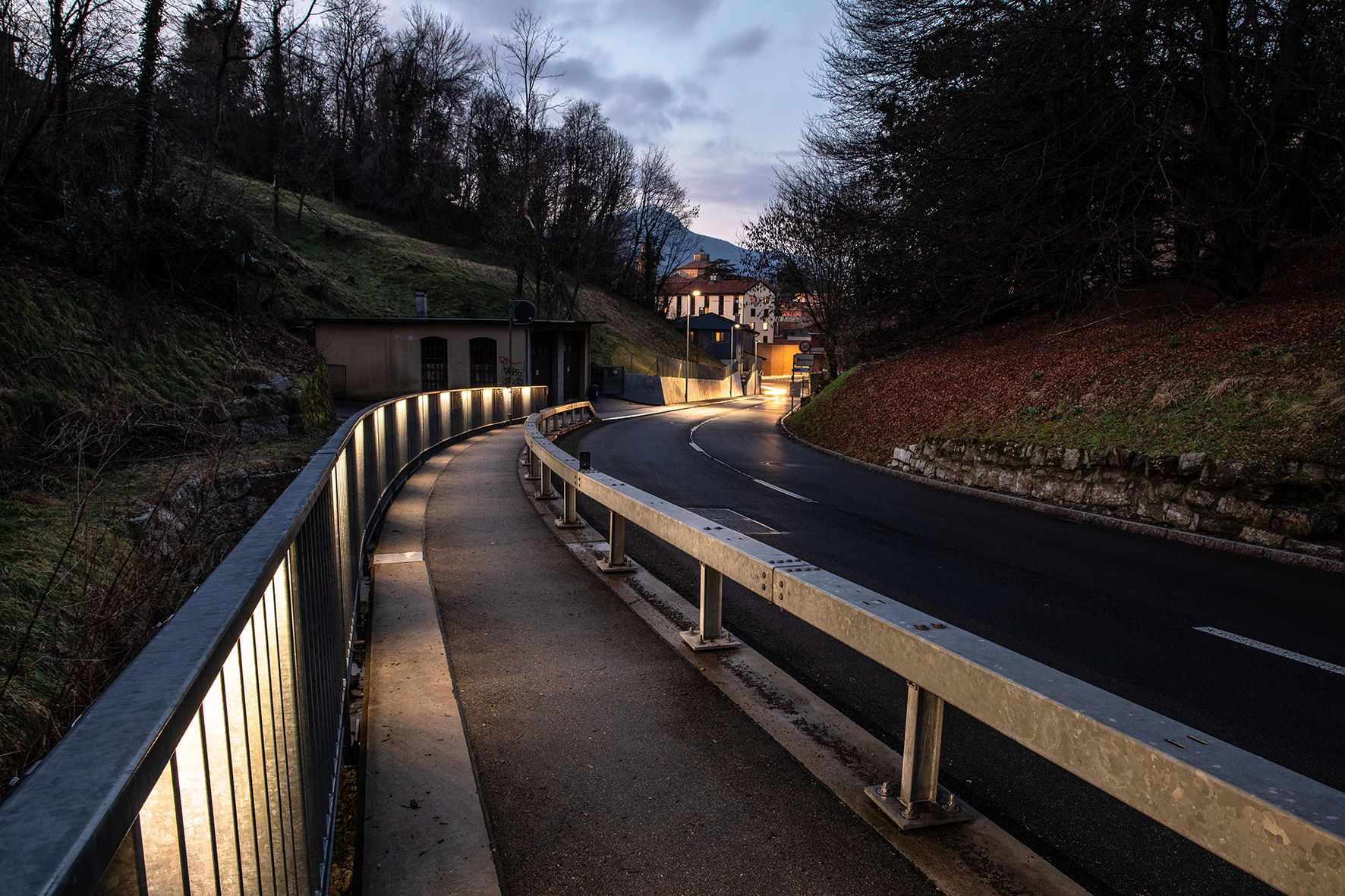 Sistema di guida a LED LaneLED lungo un sentiero pedonale e ciclabile con illuminazione uniforme al crepuscolo