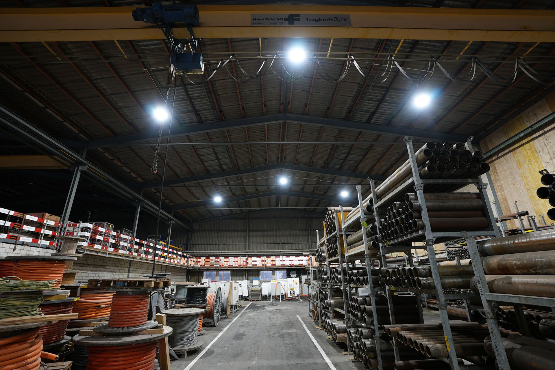 Illuminazione a LED in un capannone industriale con illuminazione uniforme delle aree di stoccaggio e di lavoro