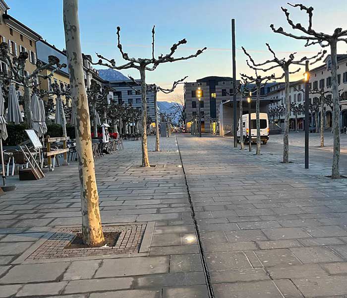 Apparecchi LED a pavimento per l'illuminazione di marciapiedi e piazze nella zona pedonale della Bahnhofstrasse a Martigny