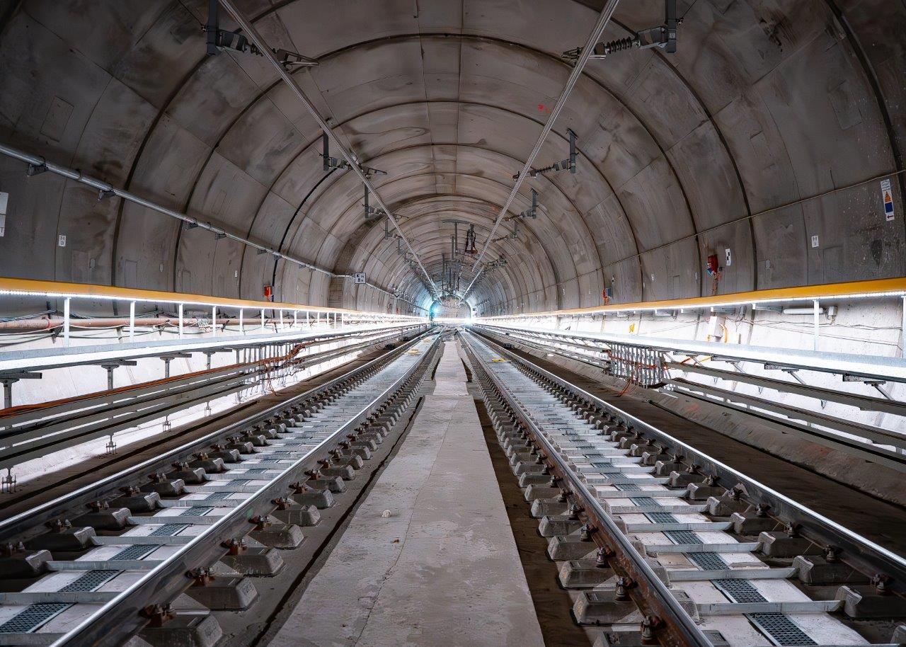 LED Lichtleiste LaneLED GFK für moderne Tunnelbeleuchtung im Streckennetz der Paris Métro RER E