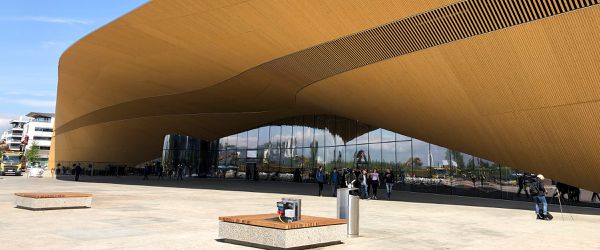 Unterflurverteiler vor der Zentralbibliothek Oodi in Helsinki – moderne Stromversorgung für öffentliche Plätze und Events