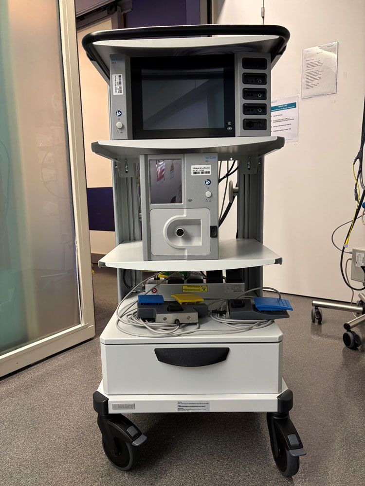 Chariot d'appareillage médical avec alimentation électrique et appareils de commande connectés à l'hôpital