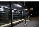 Fermata dell'autobus con strisce luminose a LED sotto il tetto per un'illuminazione uniforme e sicura degli spazi pubblici di notte