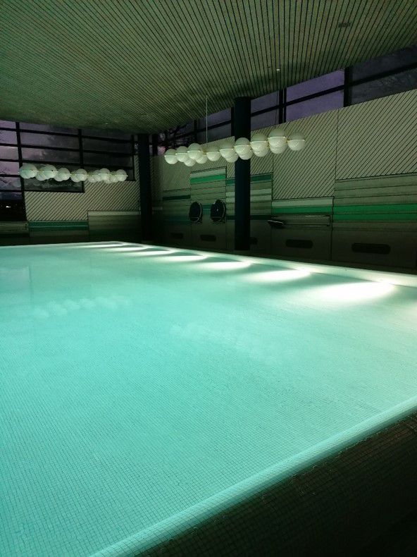 Éclairage LED d'une piscine avec éclairage uniforme du bassin intérieur pour les centres de loisirs
