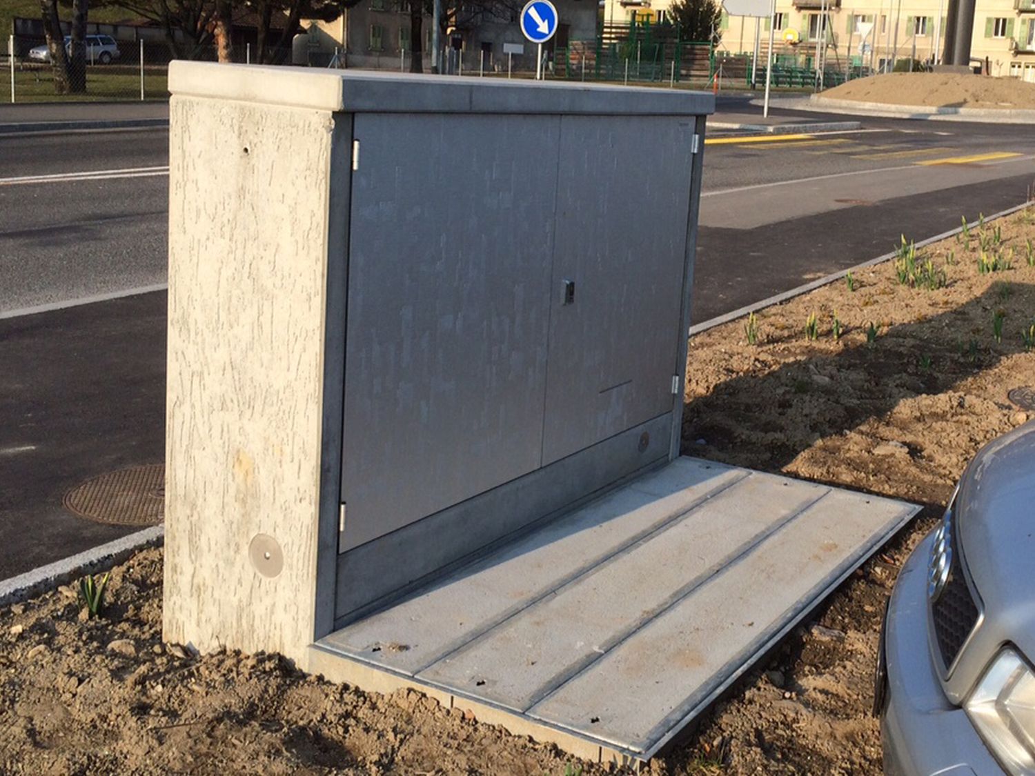 Cabina di posa del calcestruzzo su una strada - soluzione protetta dalle intemperie per un'alimentazione sicura nei progetti di trasporto e infrastrutture