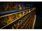 Elegante illuminazione a LED per corrimano su una ringhiera decorativa da giardino - calda illuminazione d'accento per sentieri e aree di seduta all'aperto