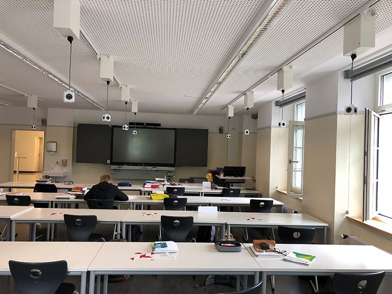 Klassenzimmer mit installierten Zugkabelrollen an der Decke zur sicheren Stromversorgung der Schülerarbeitsplätze