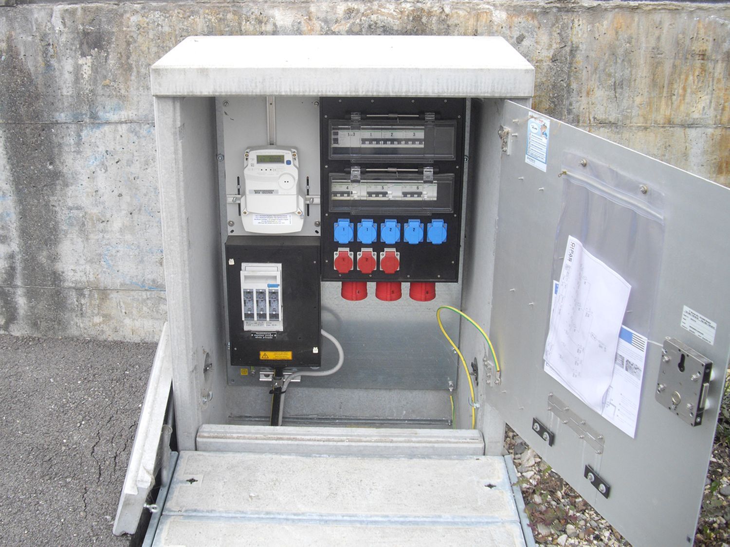 Cabina di distribuzione aperta in calcestruzzo con connessioni di potenza e fusibili - distribuzione di potenza affidabile per i sistemi infrastrutturali