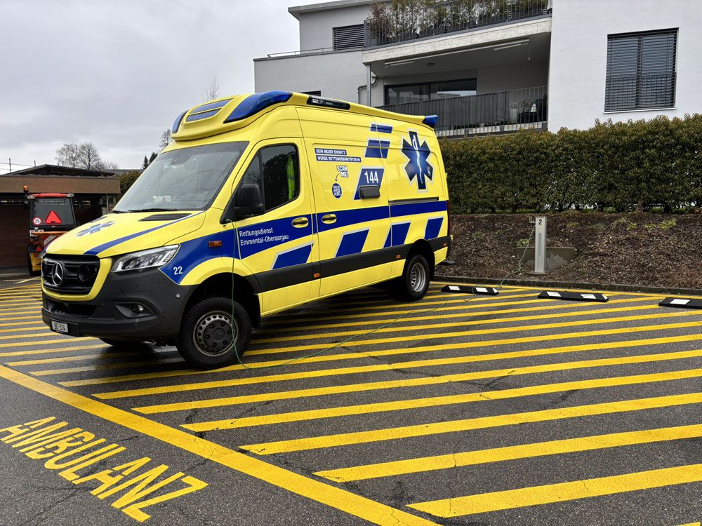 Colonna energetica per l'alimentazione di un'ambulanza in un'area di servizio di soccorso segnalata