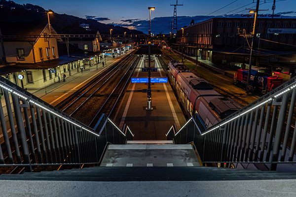 LaneLED INOX42 LED light strip ensures safe station lighting at the passenger overpass in St. Margrethen at night