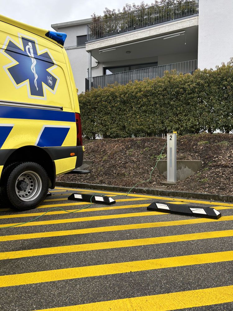 Colonna energetica per l'alimentazione di un veicolo di soccorso in un'area di intervento delimitata