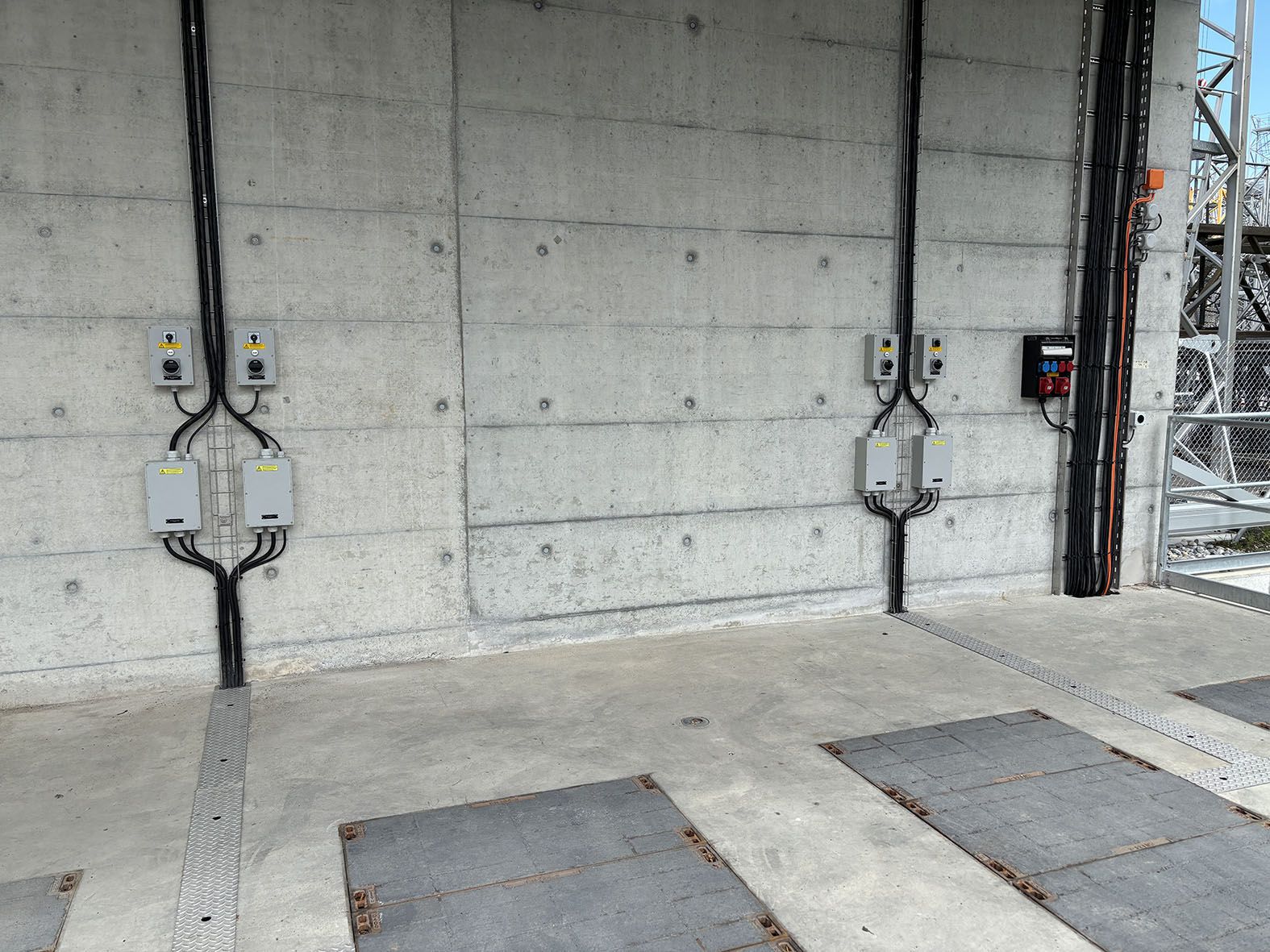 Interruttori di sicurezza e scatole di derivazione su pareti in calcestruzzo - robusta distribuzione di energia per sistemi industriali