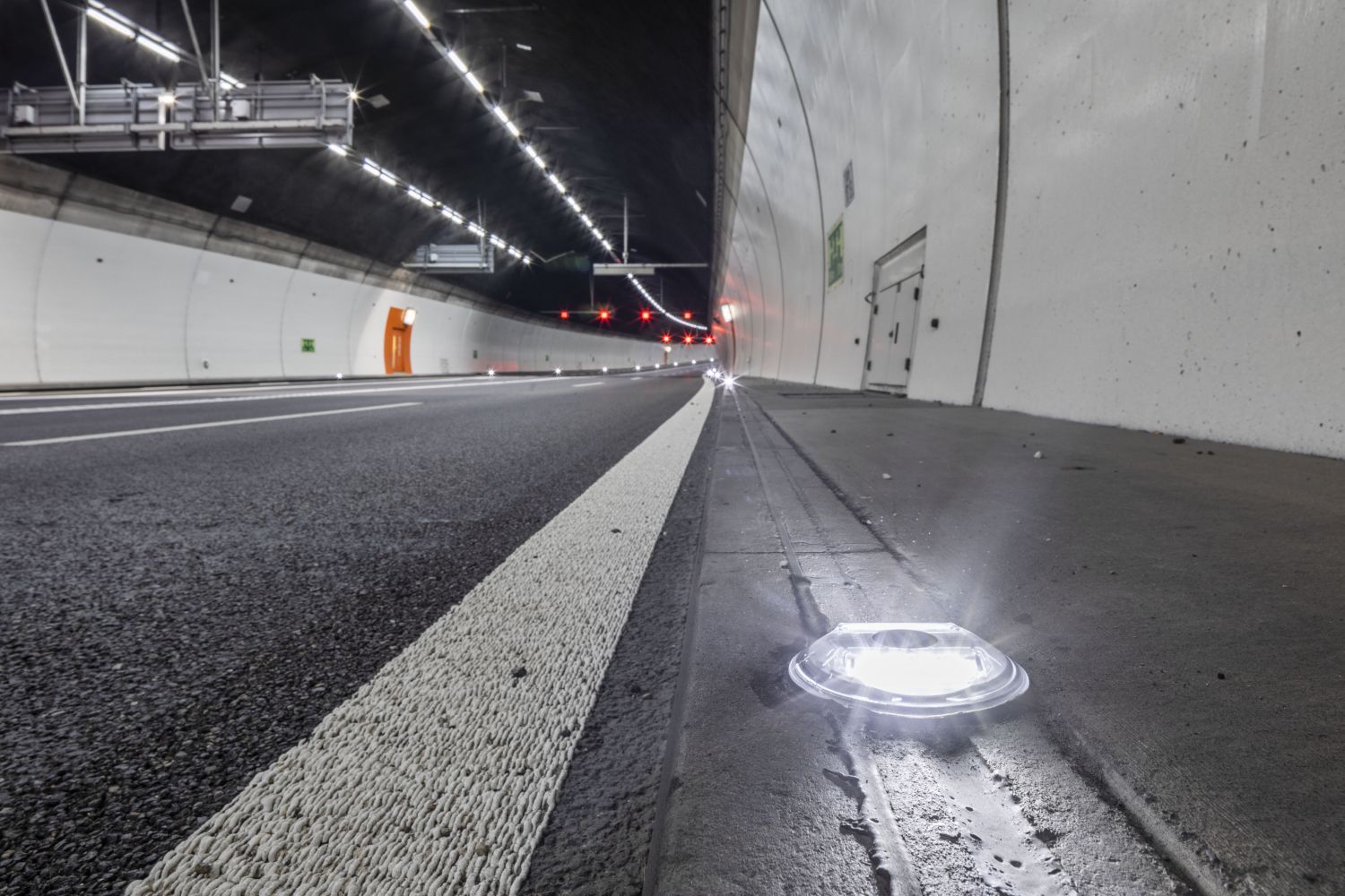 MarkLED LED-Bodenleuchte in der Tunnelbeleuchtung des Autobahntunnels Schaffhausen – langlebige und sichere Lichtlösung