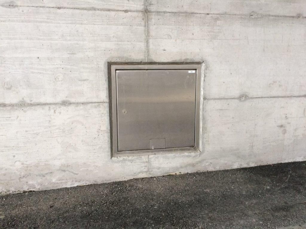 Scatola di distribuzione ad incasso nello stadio Tourbillon - soluzione di alimentazione elegante e protetta dalle intemperie di GIFAS per le aree esterne.