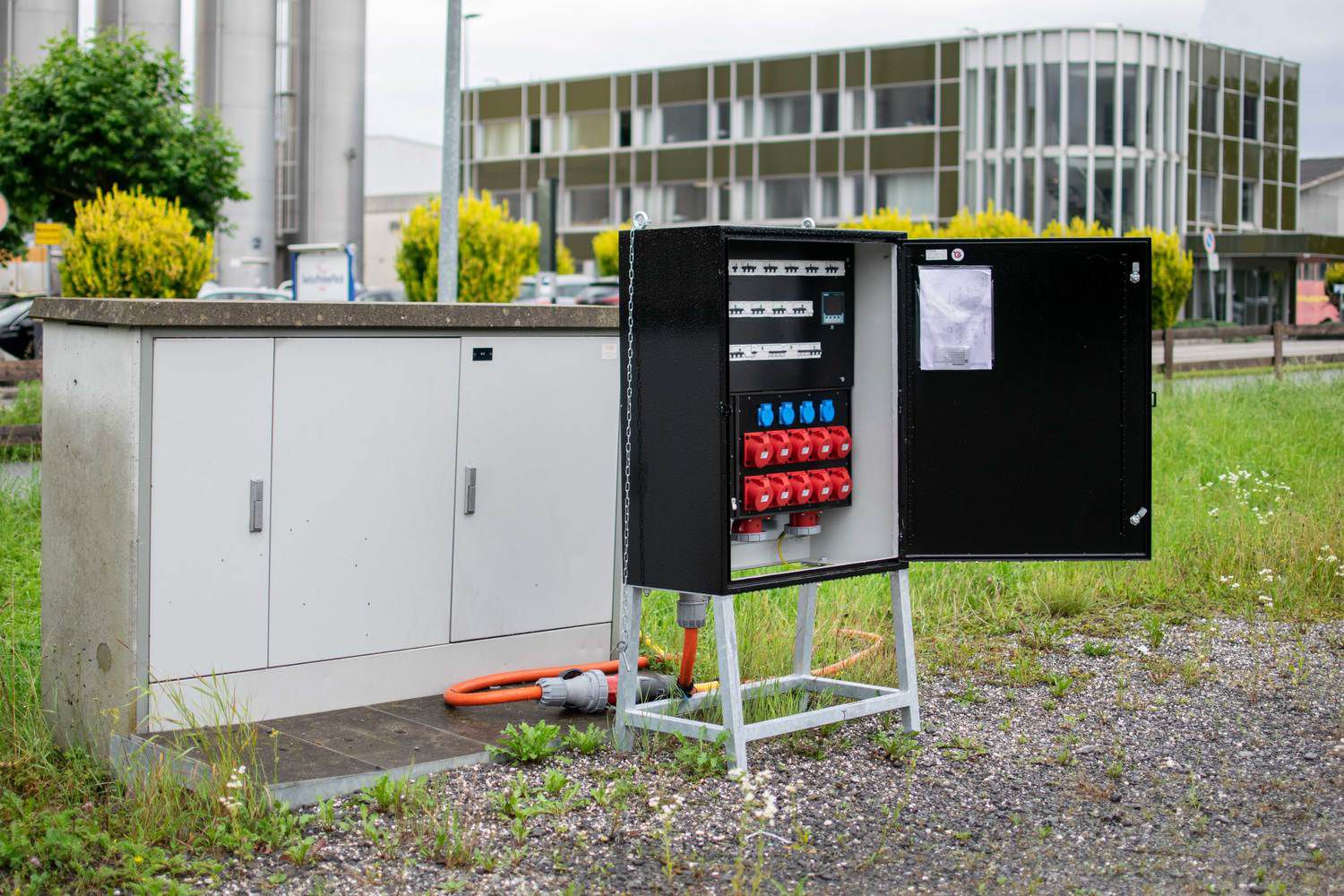 Stationärer Stromverteiler von GIFAS im Aussenbereich zur sicheren Stromverteilung auf Infrastruktur- und Industrieanlagen