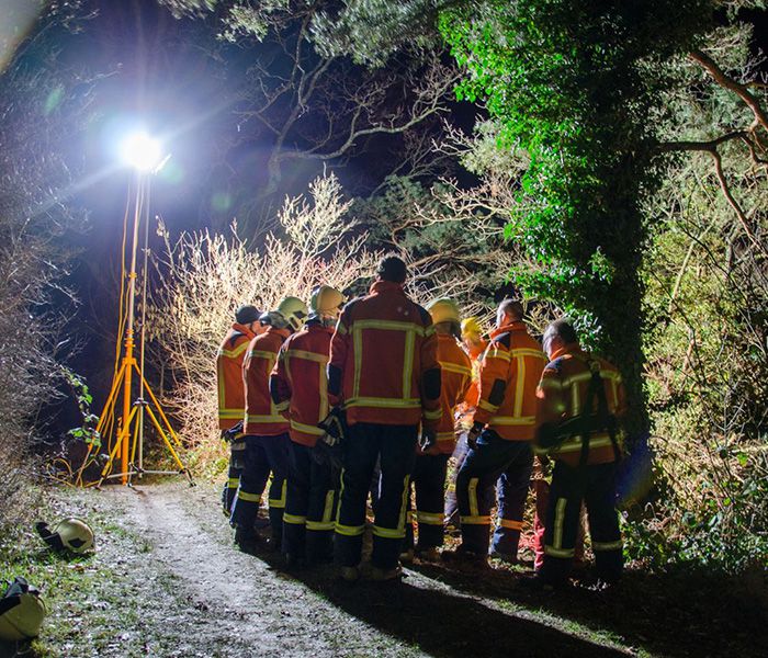 Feuerwehrteam bei einem nächtlichen Einsatz mit mobiler Einsatzbeleuchtung – zuverlässiges Arbeitslicht für Rettungskräfte