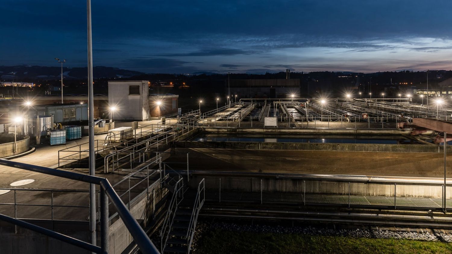 LED-Leuchten AlphaLUXX beleuchten die Abwasserreinigungsanlage Morgental gleichmässig und energiesparend bei Nacht