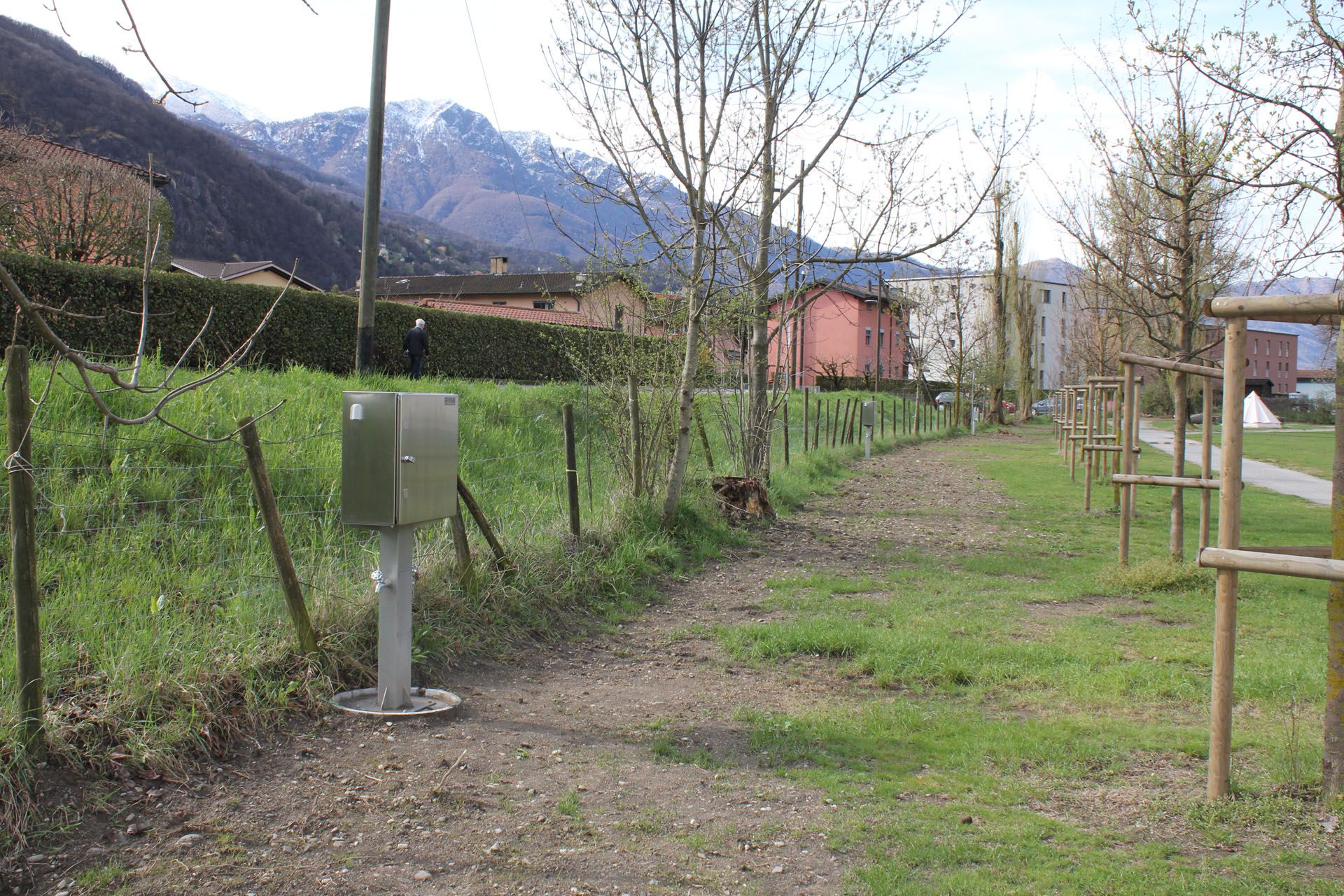 Stromverteiler aus Edelstahl zur Stromversorgung auf einem Campingplatz – sichere Energieversorgung im Aussenbereich