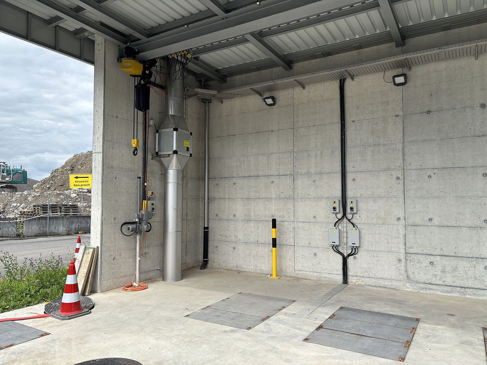 Interruttori di sicurezza e scatole di derivazione in un impianto di trattamento delle acque reflue - distribuzione sicura dell'energia per le infrastrutture industriali