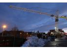 LED-Kranbeleuchtung auf einer Baustelle mit grossflächiger Ausleuchtung des Arbeitsareals in den Abendstunden